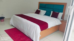 Quarto solteiro luxo, sacada, vista para a colina | Escrivaninha, espaço de trabalho para notebook, Wi-Fi de cortesia
