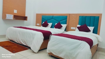 Habitación individual Deluxe, balcón, vistas a la colina | Escritorio, espacio para trabajar con un portátil, wifi gratis