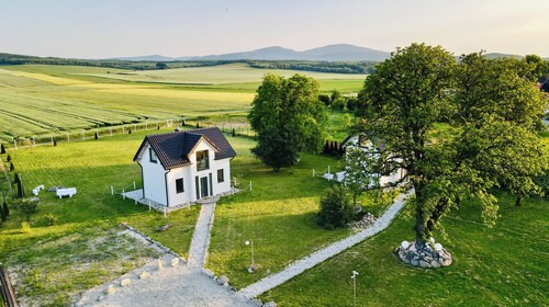 Nuka House — Peaceful cottage with garden, jacuzzi and views of the Mountains