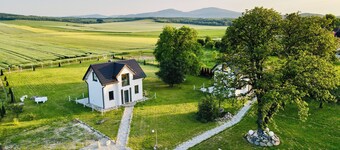 Nuka House — Peaceful cottage with garden, jacuzzi and views of the Mountains