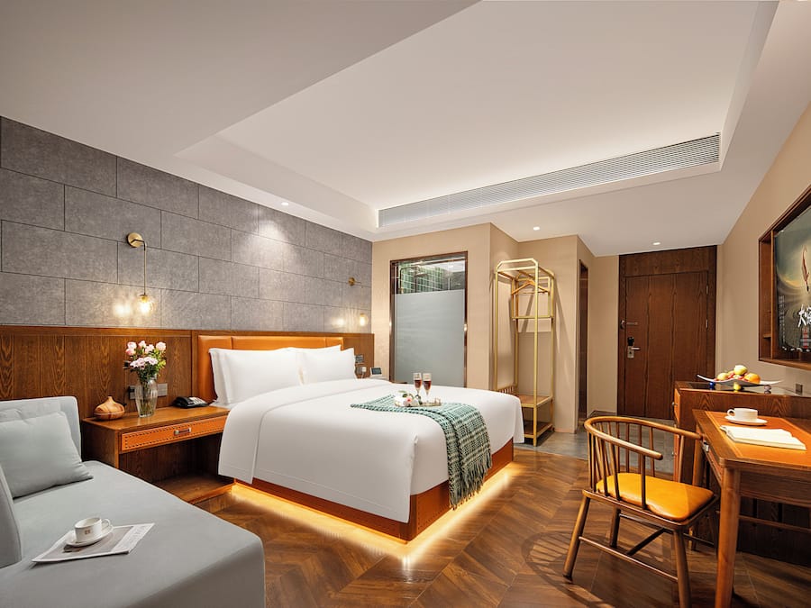 Premium bedding, free minibar, desk, laptop workspace