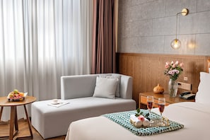 Ropa de cama de alta calidad y minibar con artículos gratuitos 
