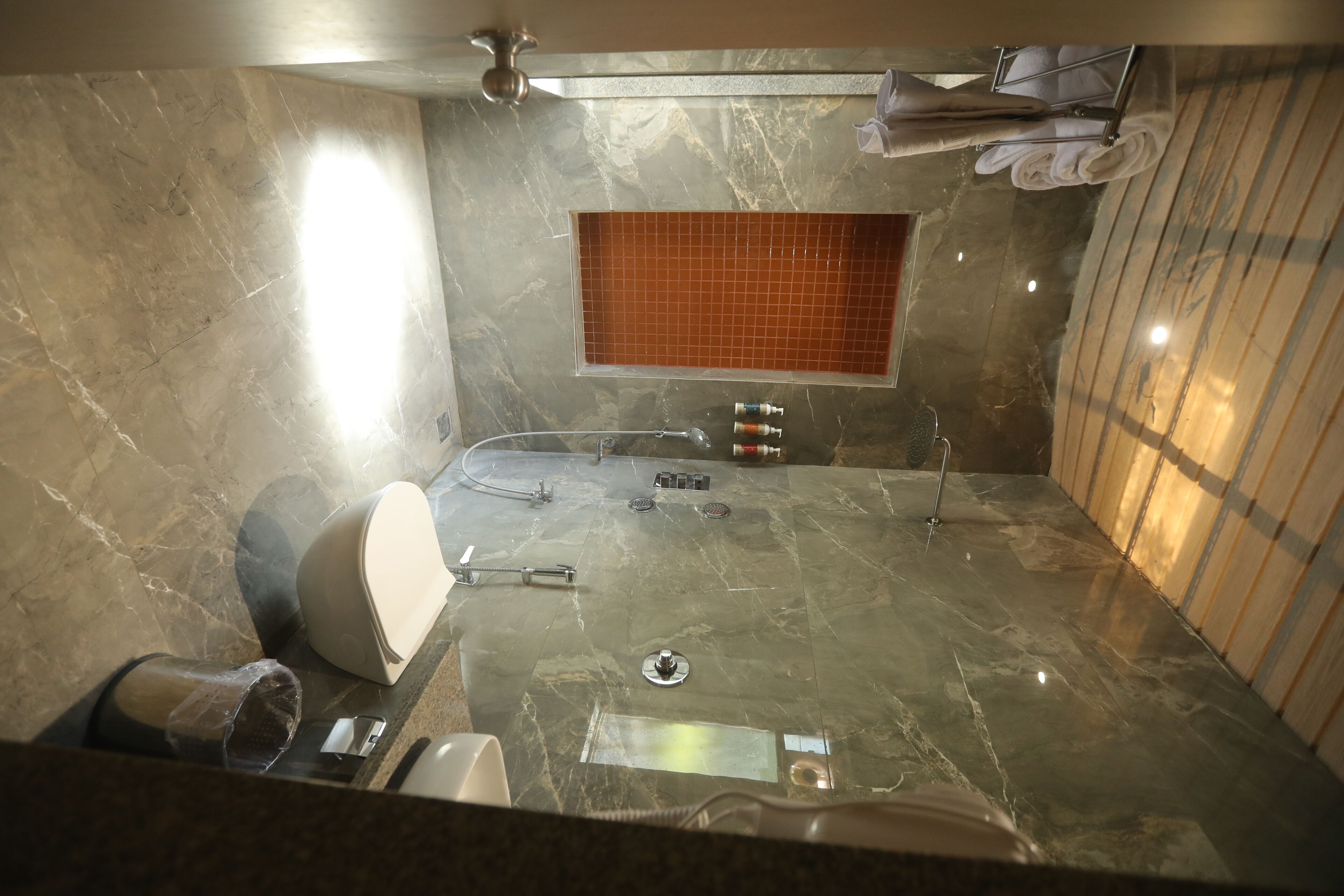 Luxury Suite | Bathroom | Shower, hair dryer, towels, shampoo