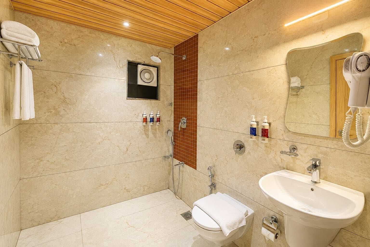 Bruser, hårtørrer, håndklæder, Shampoo
