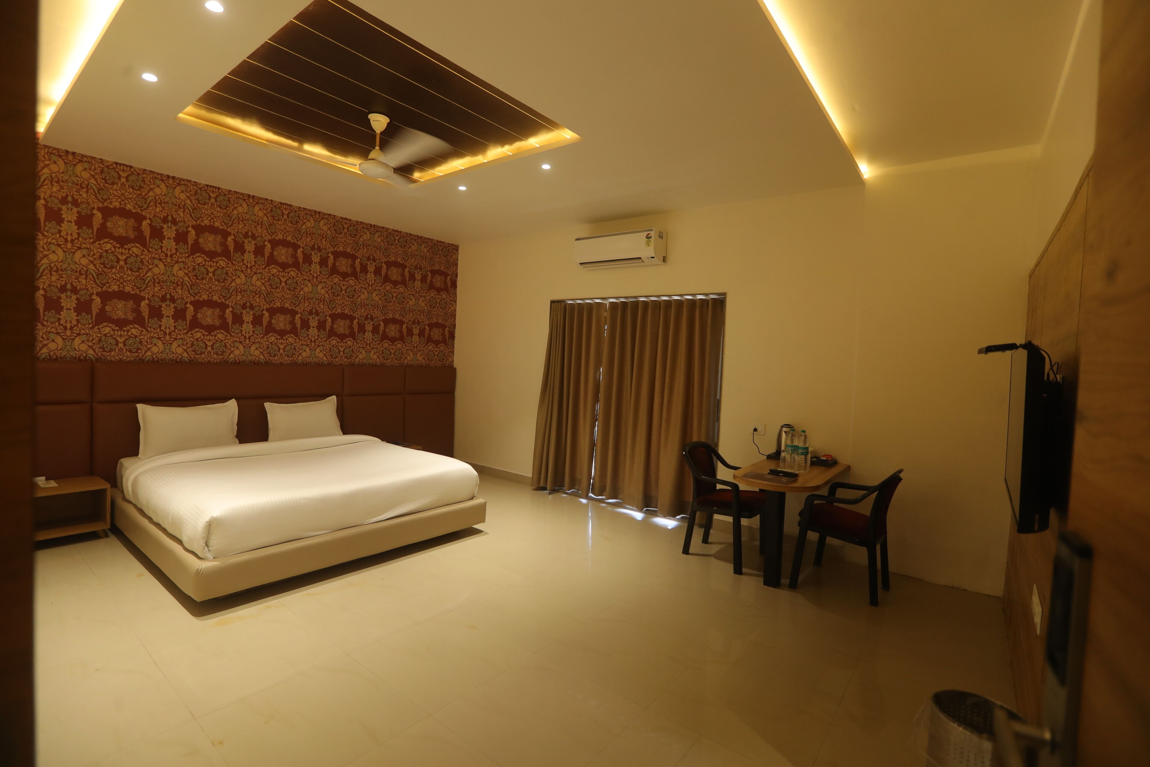 Luxury Suite | Iron/ironing board