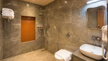 Cottage | Bathroom | Shower, hair dryer, towels, shampoo