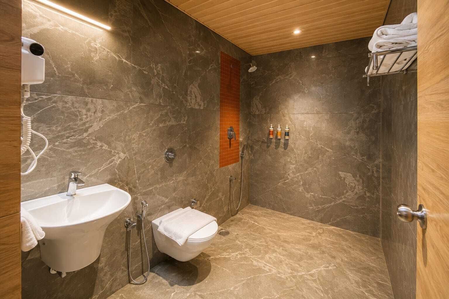 Royal Suite | Bathroom | Shower, hair dryer, towels, shampoo