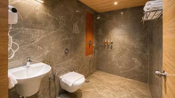 Royal Suite | Bathroom | Shower, hair dryer, towels, shampoo