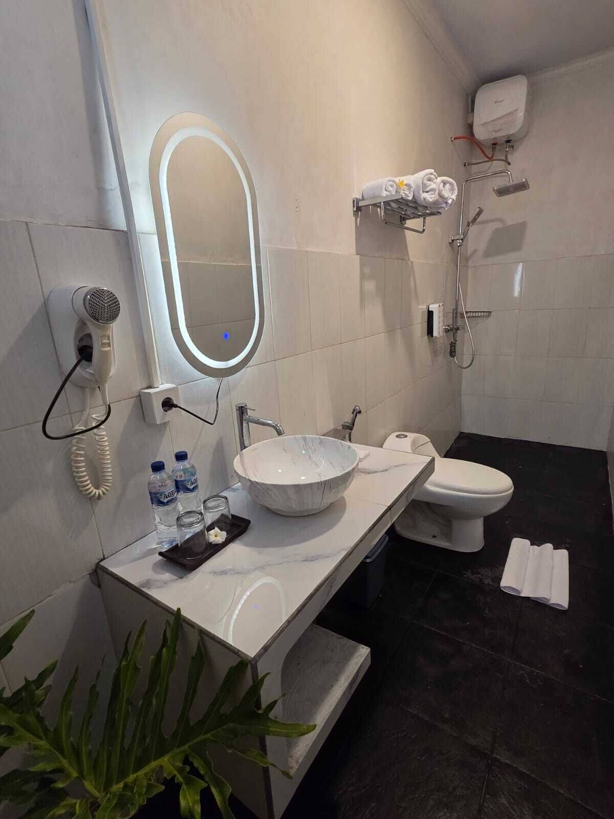 Habitación doble, para no fumadores | Baño | Regadera, amenidades de baño gratuitas, secadora de cabello, toallas 