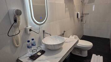 Kamar Double, Bebas Asap Rokok | Kamar mandi | Shower, perlengkapan mandi gratis, pengering rambut, dan handuk