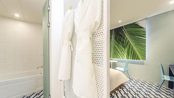 Kamar Double | Selimut bulu angsa dan didekorasi berbeda-beda