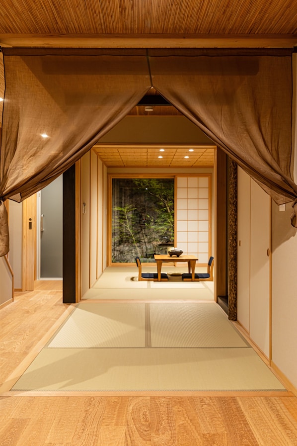 A traditional Japanese room with tatami flooring, a low table, and sliding doors. - Kyoran [6 min. by cab from Kyoto Stn.] Max. 6 people｜Renovation in 2025｜Private use of a machiya in a quiet alleyway｜Nishi Honganji temple nearby (京都市)