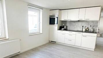 Apartemen Basic | Dapur bersama | Lemari es, microwave, oven, dan kompor