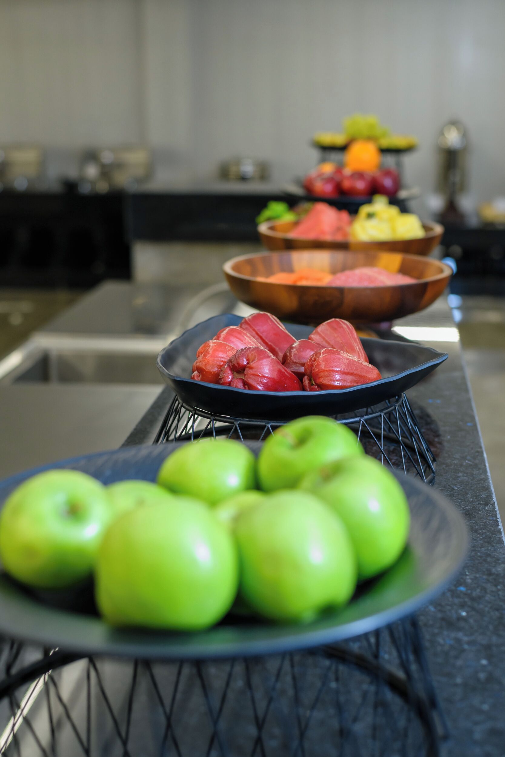 Een keukentafel met verschillende soorten fruit en groenten.