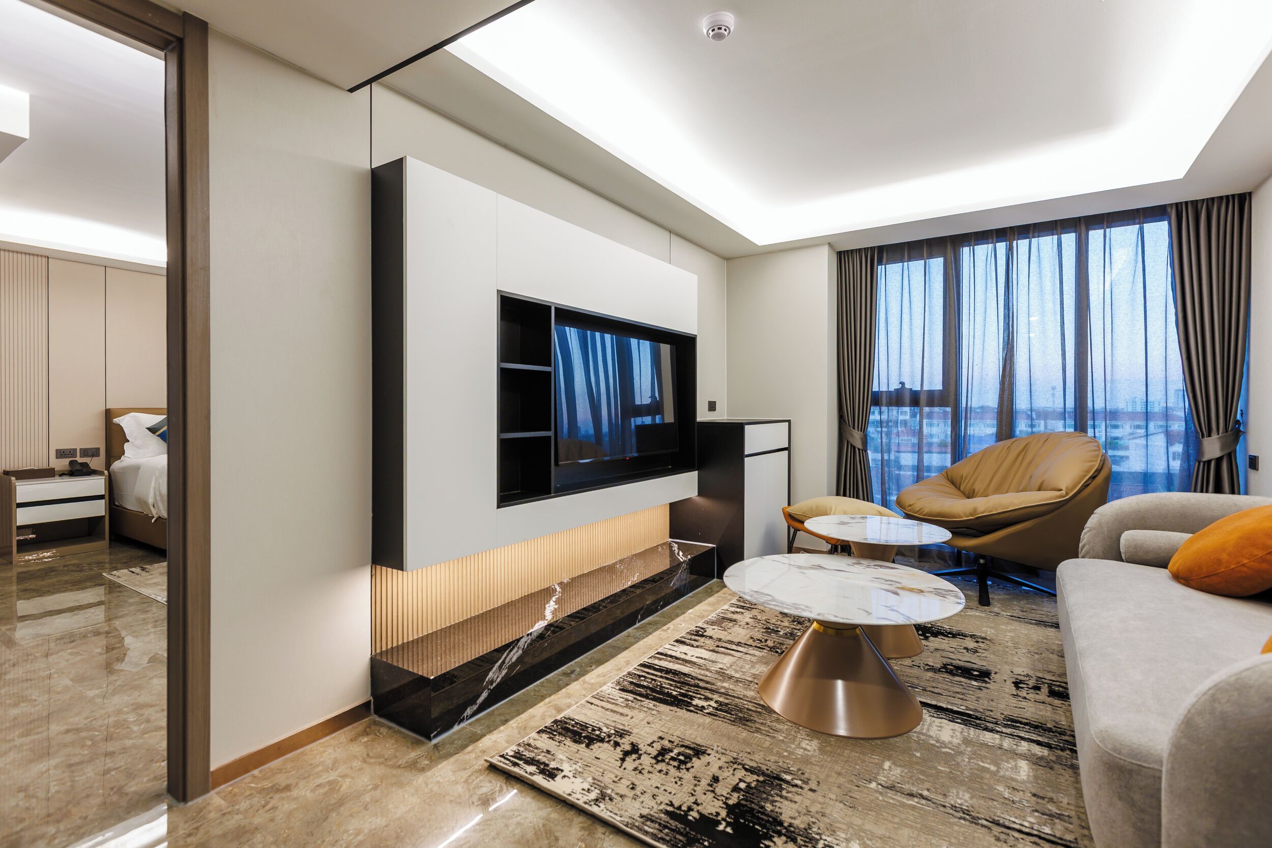 Klassieke suite | Luxe beddengoed, een bureau, een laptopwerkplek