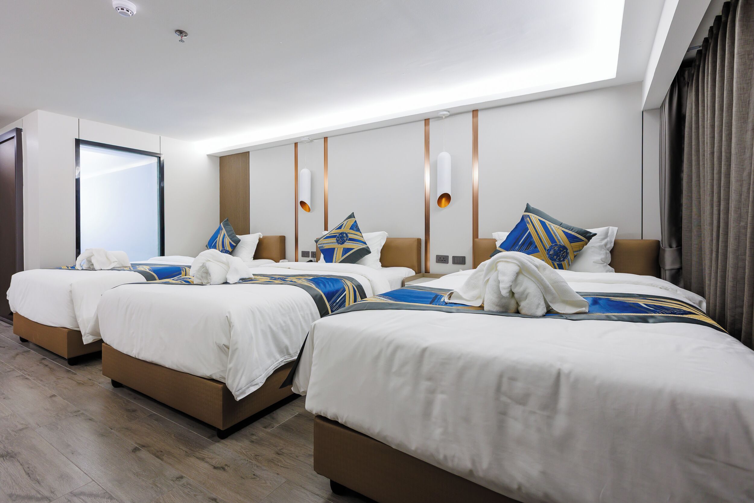 Economy driepersoonskamer, uitzicht op stad | Luxe beddengoed, een bureau, een laptopwerkplek