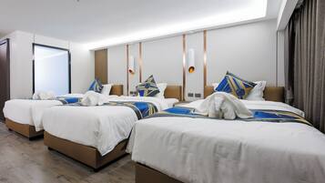 Economy driepersoonskamer, uitzicht op stad | Luxe beddengoed, een bureau, een laptopwerkplek