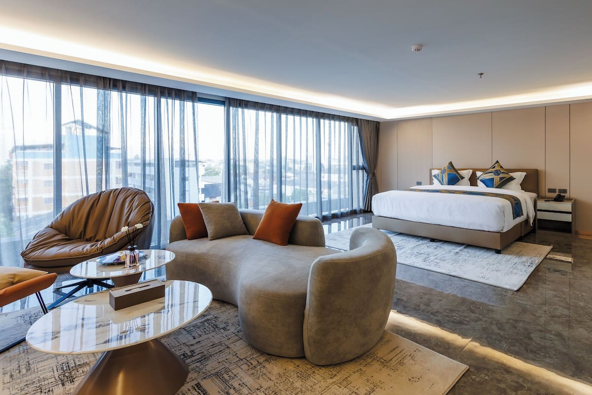 Panoramic Suite | Premium bedding, desk, laptop workspace, blackout drapes