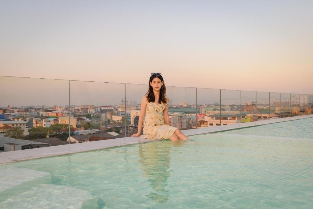 Una piscina al aire libre, sillones reclinables de piscina
