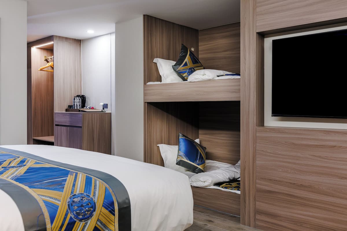 Habitación familiar | Ropa de cama de alta calidad y escritorio