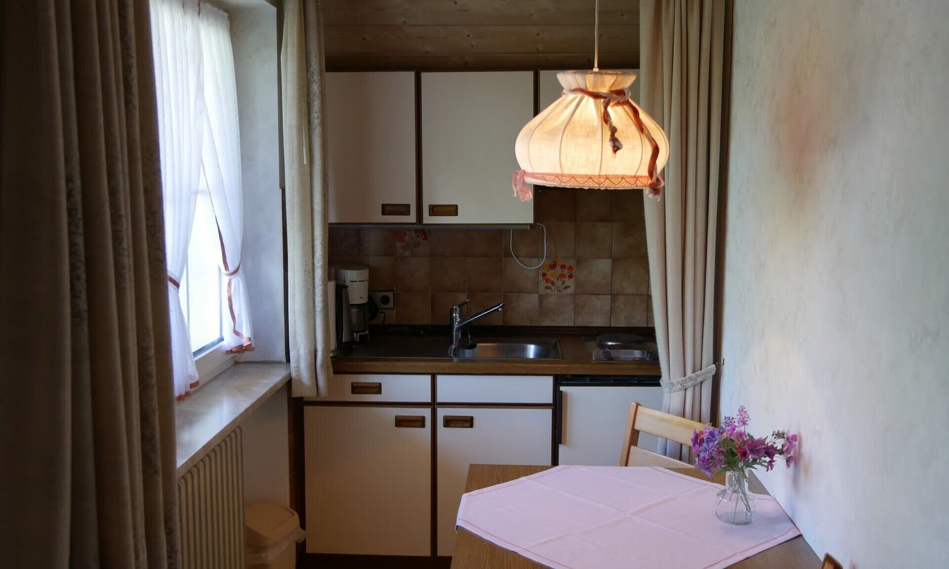Réfrigérateur, four, plaque de cuisson, cafetière/bouilloire