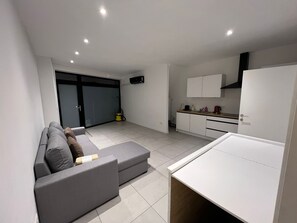 Basic-Apartment | Eigene Küche | Kühlschrank, Ofen, Herdplatte, Kochgeschirr/Geschirr/Besteck