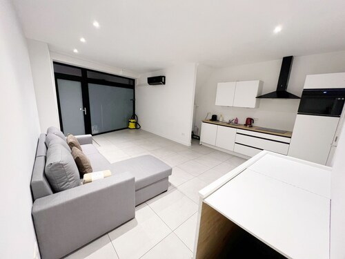 Central 1BR With 1LR Apt Great Location