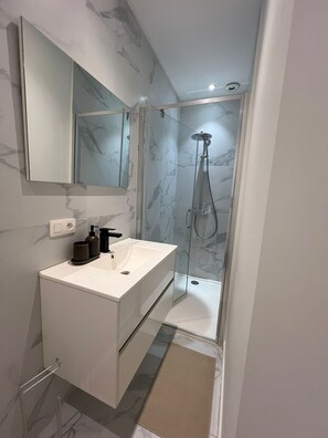 Basic-Apartment | Badezimmer | Dusche, kostenlose Toilettenartikel, Haartrockner, Handtücher