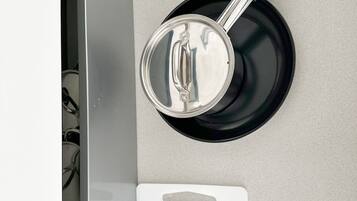 Appartamento Basic | Cucina privata | Frigorifero, forno, piano cottura, pentole/stoviglie/utensili