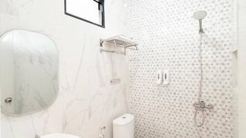 Doppia Standard | Bagno | Doccia, set di cortesia gratuito, asciugacapelli, asciugamani
