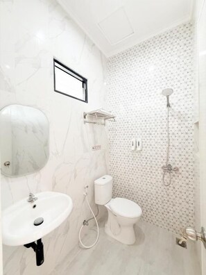 Doppia Standard | Bagno | Doccia, set di cortesia gratuito, asciugacapelli, asciugamani
