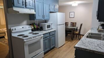 Coffee/tea maker, fridge, microwave, oven