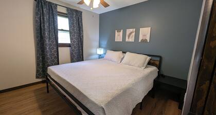 2 King Bedroom w Game Room + Trailer Parking
Knightly Stay