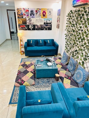 Living area - Spacious 4BHK Near IGI Airport | Near Metro & Yashobhoomi (Delhi)