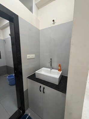 Doccia, bidet, sapone