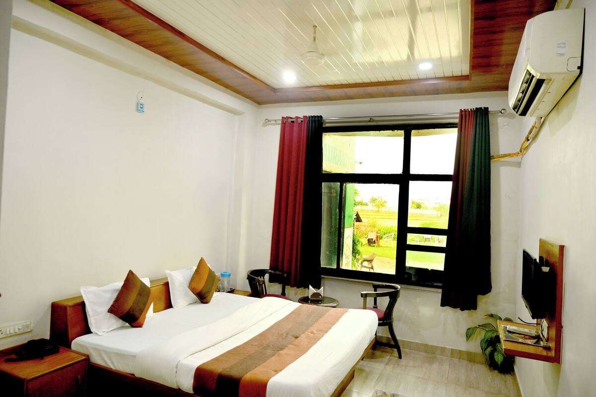 Family Room, Garden View | Premium bedding, pillowtop beds, in-room safe, WiFi (free)