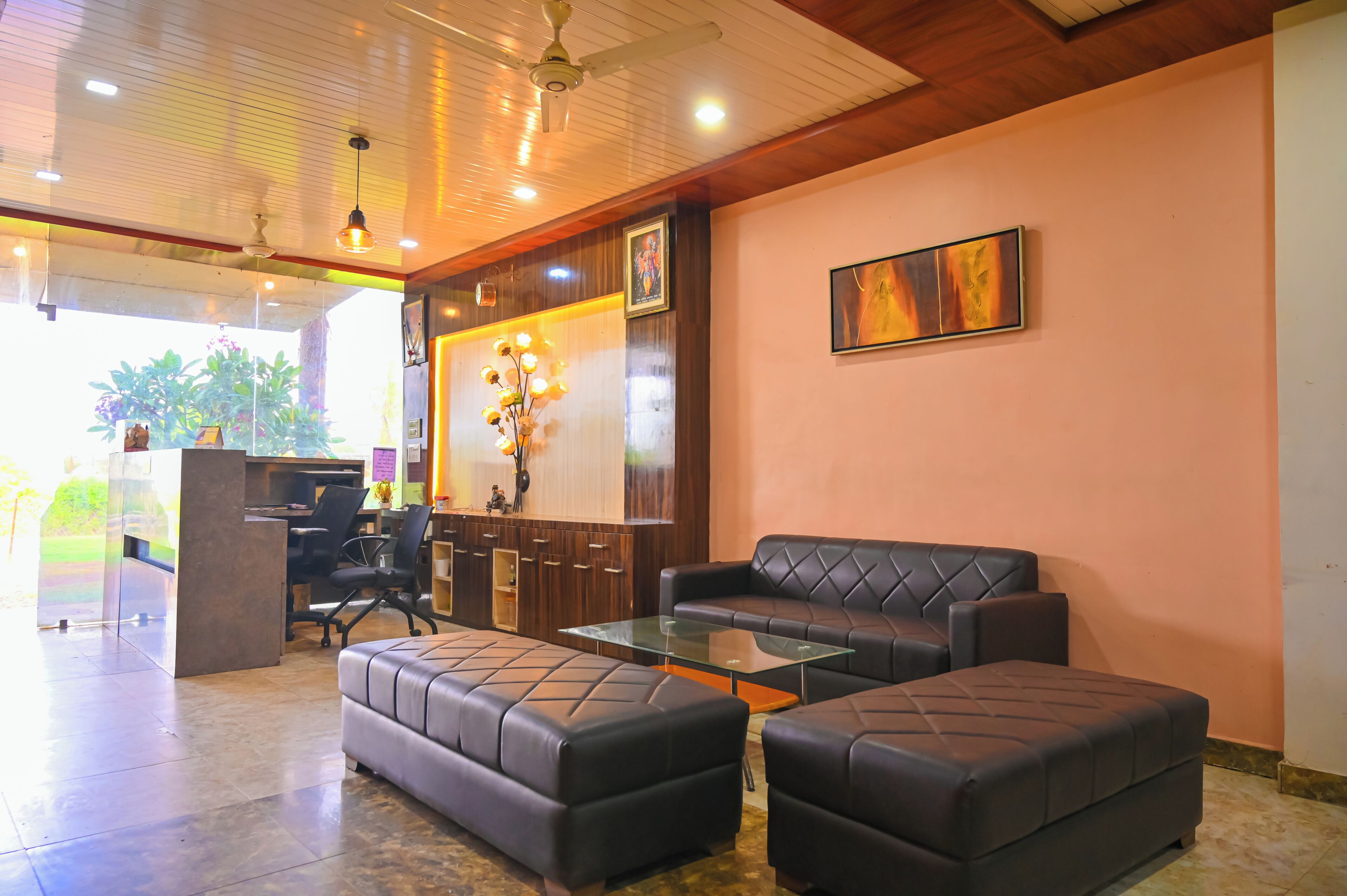 Un interior moderno con un sofá, un reposapiés y una mesa de centro de vidrio.