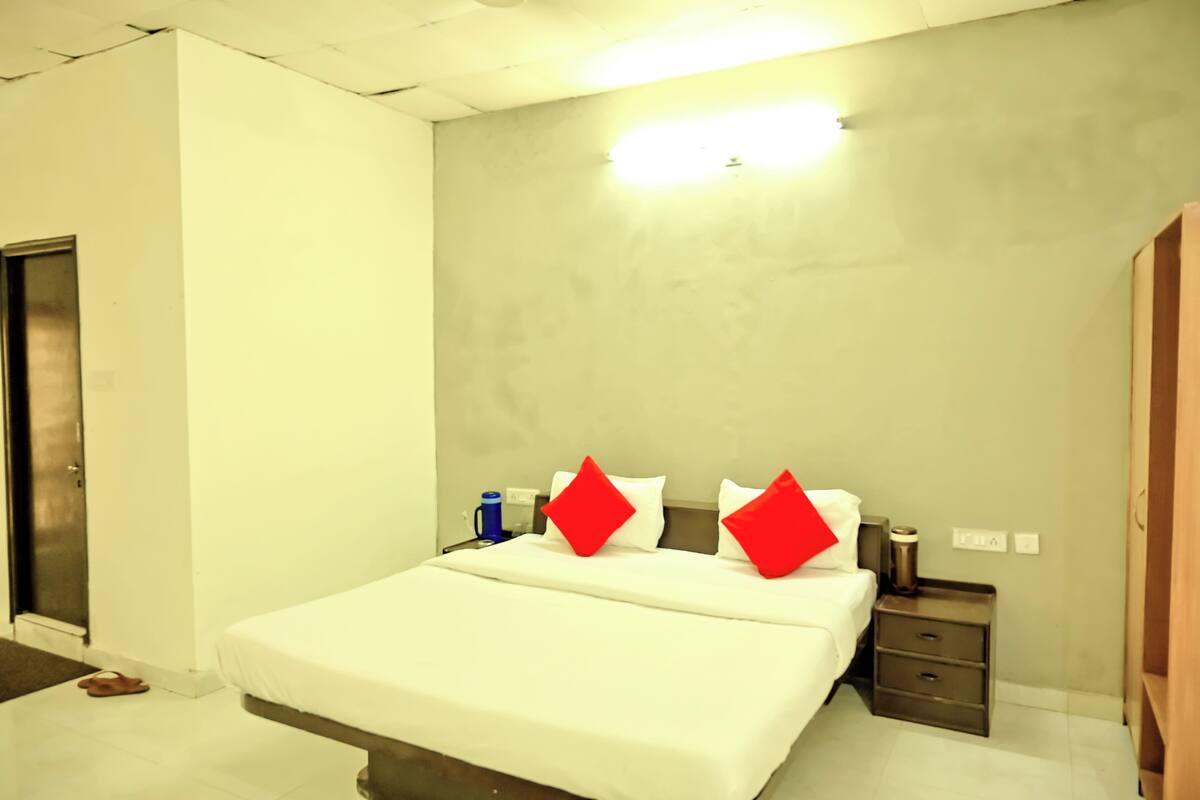 Deluxe Room | Premium bedding, pillowtop beds, in-room safe, WiFi (free)