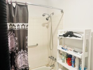 Hårføner, håndklær, såpe og toalettpapir