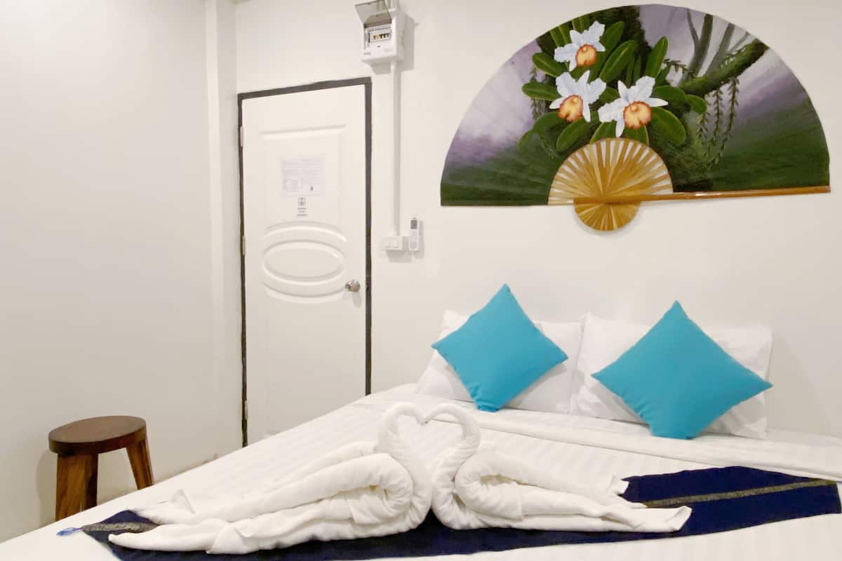 Standard Double Room | Desk