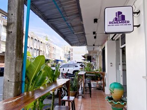 Outdoor dining - REMEMBER PHUKET TOWN HOSTEL (Chang Wat Phuket)