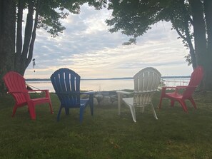 Property grounds - Cozy 3-bedroom cabin with AC in tranquil Levering (Levering)