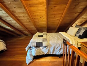 WiFi, bed sheets - Cozy 3-bedroom cabin with AC in tranquil Levering (Levering)