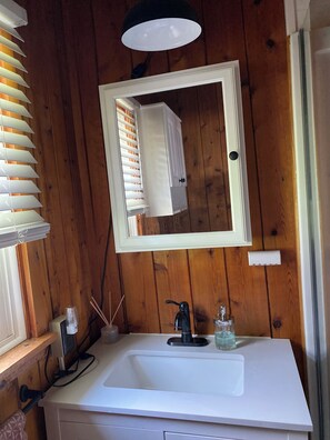 Shower, hair dryer, towels, soap - Cozy 3-bedroom cabin with AC in tranquil Levering (Levering)