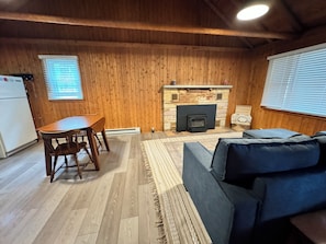 Living area - Cozy 3-bedroom cabin with AC in tranquil Levering (Levering)