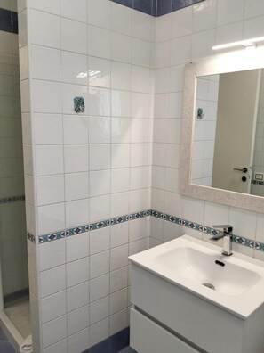 Een douche, een haardroger, handdoeken