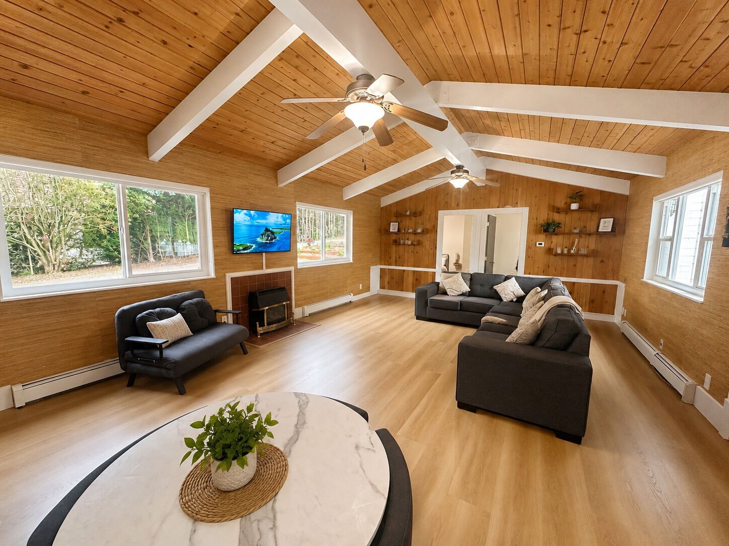 Private 2bed|1 Bath Spacious Ground Level Suite With Workspace, Laundry, Parking - サレー