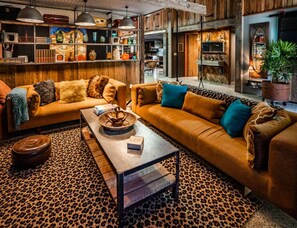 Een gezellige woonkamer met een bank, salontafel en een rug van luipaardprint.