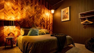 Desk, iron/ironing board, WiFi, bed sheets