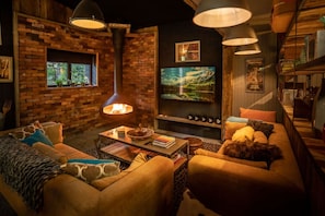 Televisión, chimenea y estéreo 